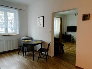 Televízia a/alebo spoločenská miestnosť v ubytovaní Apartmány u Arény Ostrava