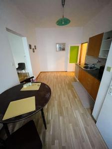 Kuchyňa alebo kuchynka v ubytovaní Apartmány u Arény Ostrava