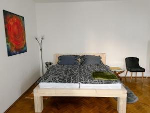 een slaapkamer met een bed en een schilderij aan de muur bij Apartmány u Arény Ostrava in Ostrava