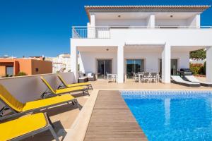 eine Villa mit einem Pool und einem Haus in der Unterkunft Villa Ofelia 46 by Destination Algarve in Lagos