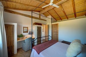 Un pat sau paturi într-o cameră la Auberge Santu Martine - Cottage with Pool - Ischierda