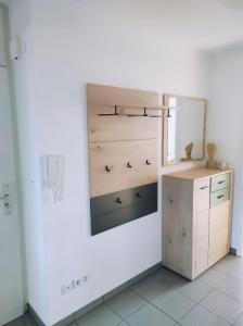 una cucina con specchio sul muro di Apartment Waldblick - 77 qm, 2 Schlafzimmer, Balkon und Wi-Fi a Maulburg
