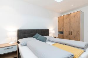 sypialnia z 2 łóżkami i drewnianą szafką w obiekcie Bel`Laret w mieście Samnaun