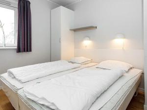 2 camas blancas en una habitación con ventana en Holiday home Højer XII, en Højer