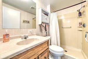 Ένα μπάνιο στο Rose City Cabin with Fire Pit and Lake Access +19 φωτογραφίες