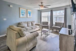 デスティンにあるDestin Apt with Pool Access in Indian Lake!のソファ2つとテーブルのあるリビングルーム