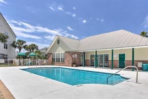 Bazén v ubytování Destin Apt with Pool Access in Indian Lake! nebo v jeho okolí