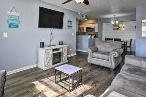 TV a/nebo společenská místnost v ubytování Destin Apt with Pool Access in Indian Lake!