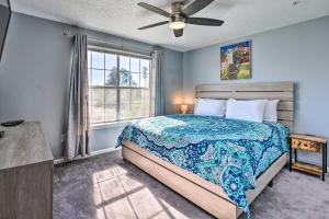 デスティンにあるDestin Apt with Pool Access in Indian Lake!のベッドと窓のある寝室