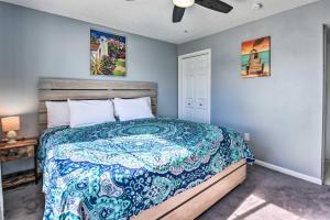 Destin Apt with Pool Access in Indian Lake!にあるベッド