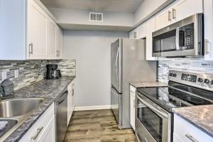 Destin Apt with Pool Access in Indian Lake!にあるキッチンまたは簡易キッチン