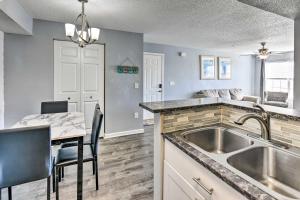 Destin Apt with Pool Access in Indian Lake!にあるキッチンまたは簡易キッチン