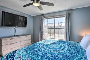 Destin Apt with Pool Access in Indian Lake!にあるベッド