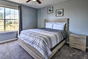 Postel nebo postele na pokoji v ubytování Destin Apt with Pool Access in Indian Lake! + 21 fotografií