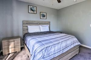 Destin Apt with Pool Access in Indian Lake!にあるベッド
