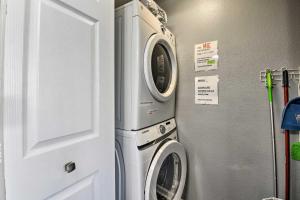 デスティンにあるDestin Apt with Pool Access in Indian Lake!のギャラリーの写真