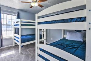 Destin Apt with Pool Access in Indian Lake!にあるベッド
