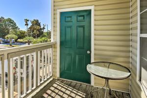 Destin Apt with Pool Access in Indian Lake!にあるバルコニーまたはテラス