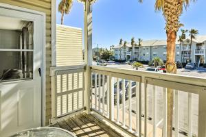 Destin Apt with Pool Access in Indian Lake!にあるバルコニーまたはテラス