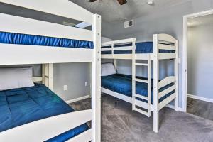 Destin Apt with Pool Access in Indian Lake!にあるベッド