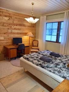 Postel nebo postele na pokoji v ubytování Grandmom's cottage with ice swimming place!