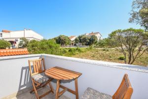 twee stoelen en een tafel op een balkon bij Lavanda in Mandre