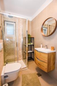 een badkamer met een douche, een toilet en een wastafel bij Lavanda in Mandre