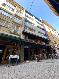 un edificio con mesas y sillas delante de él en Torch Suit en Estambul