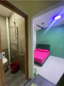 Salle de bains dans l'établissement ANNAJAH MUSLIM PRIVATE POOL HOMESTAY
