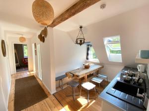 a kitchen and living room with a table and chairs at Apartamenty Złota Wyspa in Gdańsk