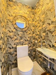 łazienka z toaletą i umywalką w obiekcie Apartamenty Złota Wyspa w Gdańsku