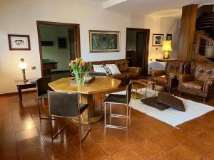 ein Wohnzimmer mit einem Tisch und einem Sofa in der Unterkunft Villa Lavanìa in Spello