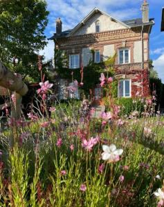 Zdjęcie z galerii obiektu Villa du Mont Joly, écrin de verdure proche mer ! w mieście Touques