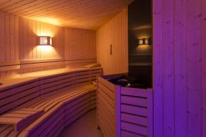 una sauna con iluminación púrpura en una habitación en Agriturismo Il Granaio Hotel & SPA, en Módica