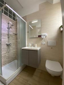 Koupelna v ubytování Vapama Rooms