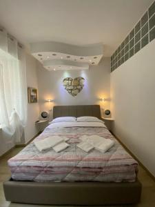 una camera da letto con un letto e due asciugamani di Vapama Rooms a Verona