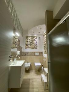 bagno con lavandino e servizi igienici di Vapama Rooms a Verona