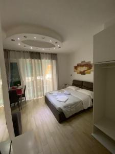 ein Hotelzimmer mit einem Bett, einem Schreibtisch und einem Zimmer in der Unterkunft Vapama Rooms in Verona