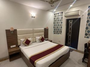 um quarto com uma cama grande num quarto em Hotel Leaf 9, Cyber City near Ambience Mall em Gurgaon