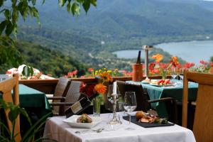 stół z talerzami jedzenia i kieliszkami do wina w obiekcie Silvanus Hotel w mieście Wyszehrad