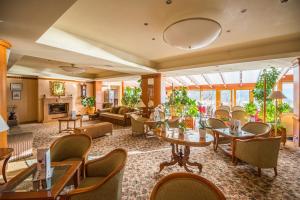 - un hall d'un hôtel avec des tables et des chaises dans l'établissement Silvanus Hotel, à Visegrád