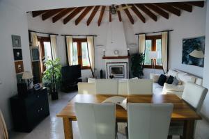 una sala da pranzo con tavolo in legno e sedie bianche di Villa Sal y Mar - Jávea ! Freshly Renovated ! a Jávea