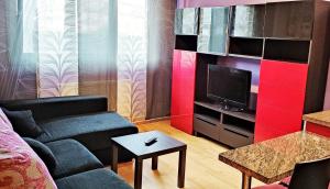 - un salon avec un canapé et une télévision dans l'établissement Apartamento Piscina y Playa, à San Juan de la Arena