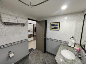 Koupelna v ubytování ELGIN SUITES + 23 fotografií