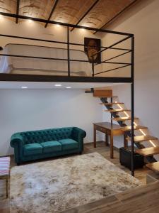 een woonkamer met een bank en een stapelbed bij Loft en Montjuic in Barcelona