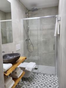 een badkamer met een wastafel en een glazen douche bij Loft en Montjuic in Barcelona