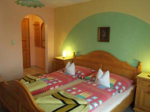 Ένα ή περισσότερα κρεβάτια σε δωμάτιο στο Landgasthof Peterbauer