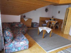 ein Wohnzimmer mit einem Sofa und einem Tisch in der Unterkunft Landgasthof Peterbauer in Schärding