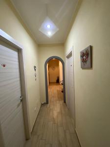 un corridoio con arco e corridoio con di Vapama Rooms a Verona