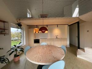 een keuken en eetkamer met een tafel en stoelen bij Julie's appartement aan zee - JAAZ in Nieuwpoort